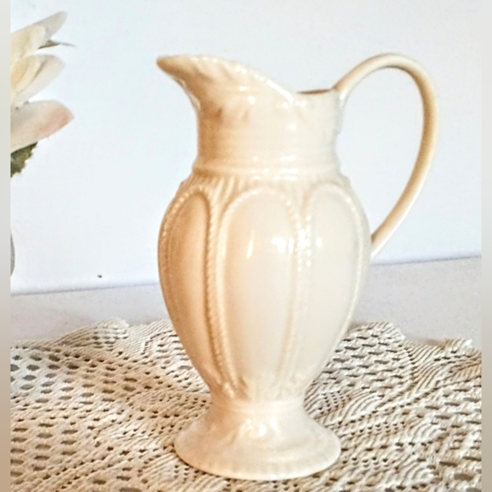 I. Godinger & Co. Porcelain Creamer - Grecian Urn Pattern - Picture 4 of 8
